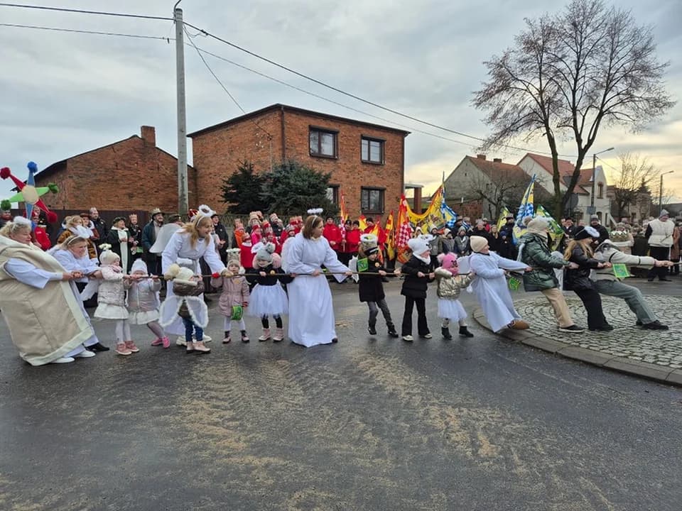 IV Parafialny Orszak Trzech Króli w Cielczy. Diabły walczyły z aniołami [ZDJĘCIA]