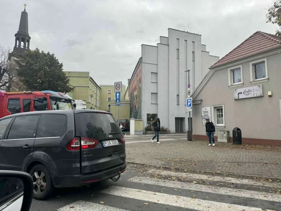 W centrum Jarocina miał miejsce karambol sześciu aut. Jedna osoba została poszkodowana [AKTUALIZACJA, ZDJĘCIA] — zdjęcie 2 z 16