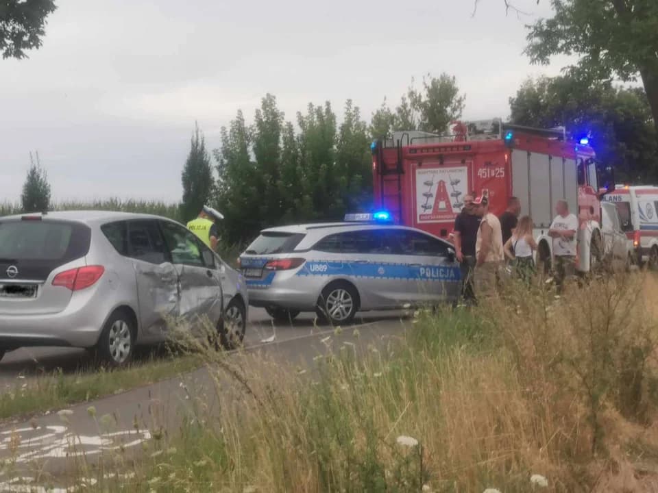 Zderzenie motocyklisty z samochodem osobowym na drodze między Roszkowem a Siedleminem.  [ZDJĘCIA] — zdjęcie 5 z 20