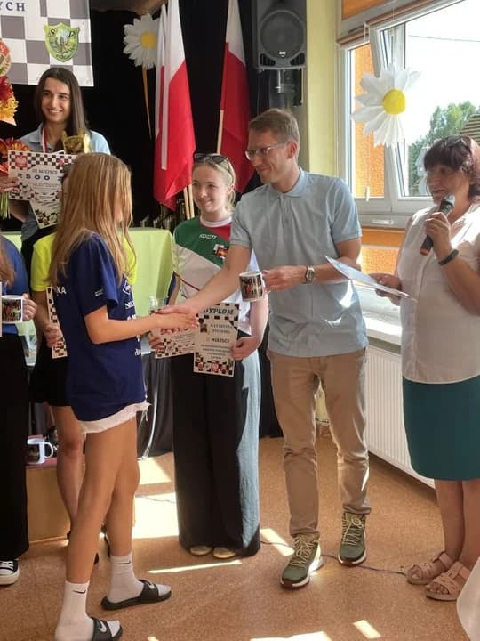 Patrycja Tomczak zremisowała z arcymistrzynią. Zawodniczki UKS Komorzanka na turnieju kobiet [ZDJĘCIA] — zdjęcie 6 z 7