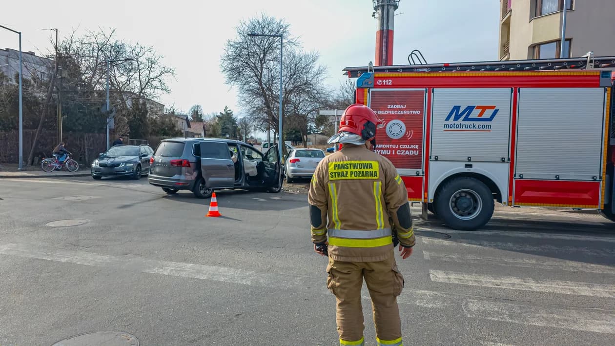 Zderzenie na skrzyżowaniu Węglowej i Kościuszki. Jedna osoba trafiła do szpitala — zdjęcie 3 z 6