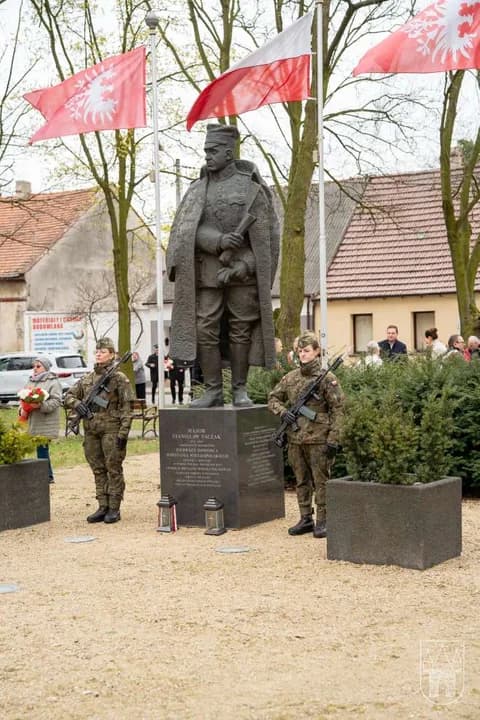 Uroczystości przed pomnikiem gen. Stanisława Taczaka w Mieszkowie — zdjęcie 2 z 30