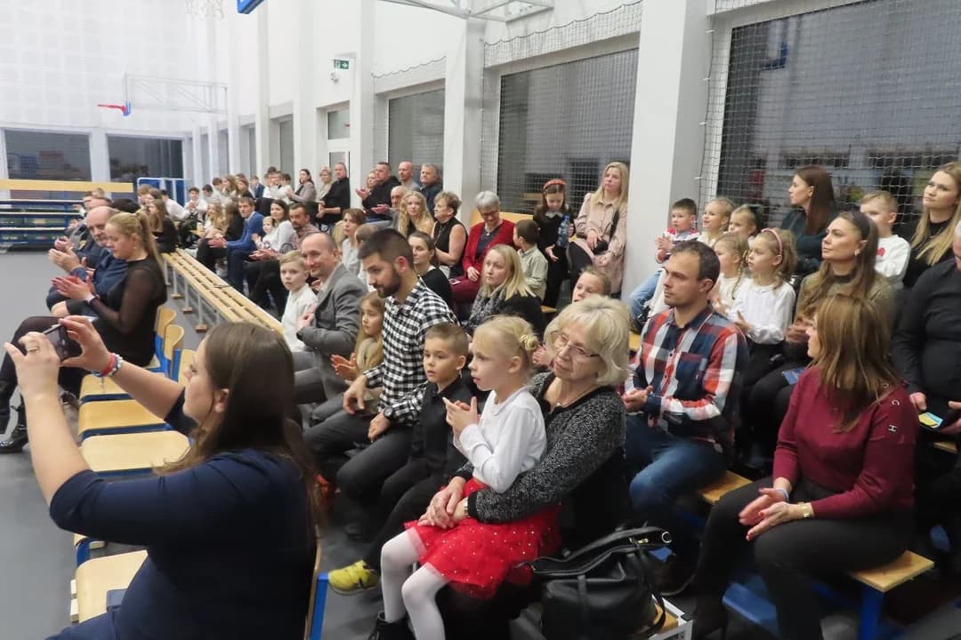 "Komorzanka" podsumowała 2024 rok na świątecznym spotkaniu w szkole [ZDJĘCIA] — zdjęcie 2 z 7