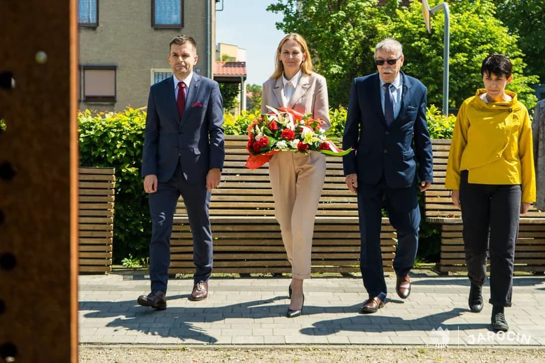 Dzień Zwycięstwa z nową burmistrz Jarocina. Władze gminy i powiatu złożyły kwiaty na Skwerze Pamięci — zdjęcie 4 z 6