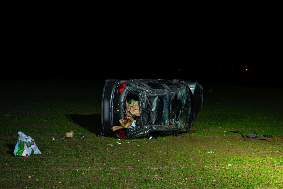 Citroenem wypadła z drogi i dachowała na polu