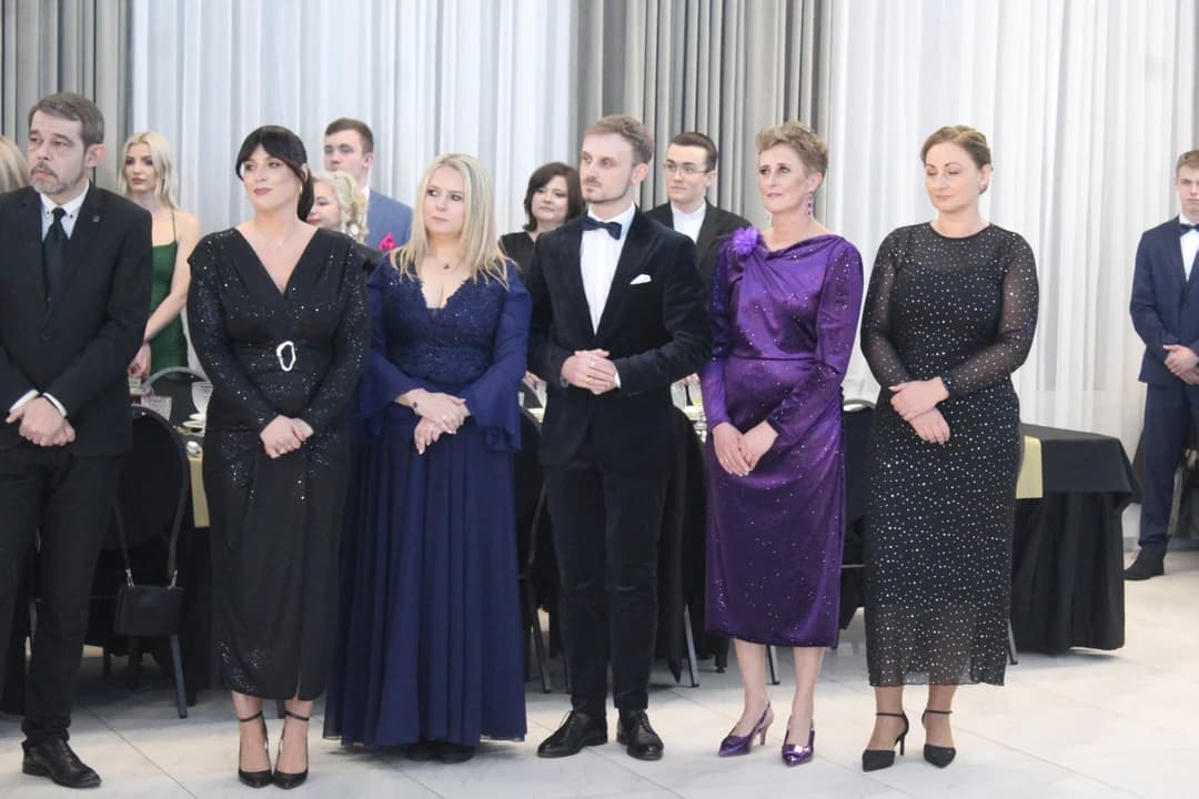 Tradycyjny polonez, odtańczony z ogromną gracją, zainaugurował część oficjalną.