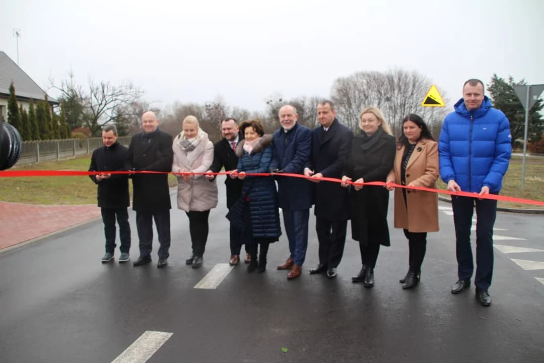 Minister, wojewoda oraz parlamentarzyści na otwarciu drogi Żerków- Raszewy-Komorze Przybysławskie [ZDJĘCIA]