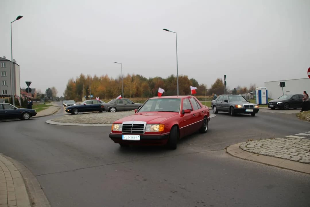 Parada zabytkowych pojazdów z okazji Święta Niepodległości w Jarocinie