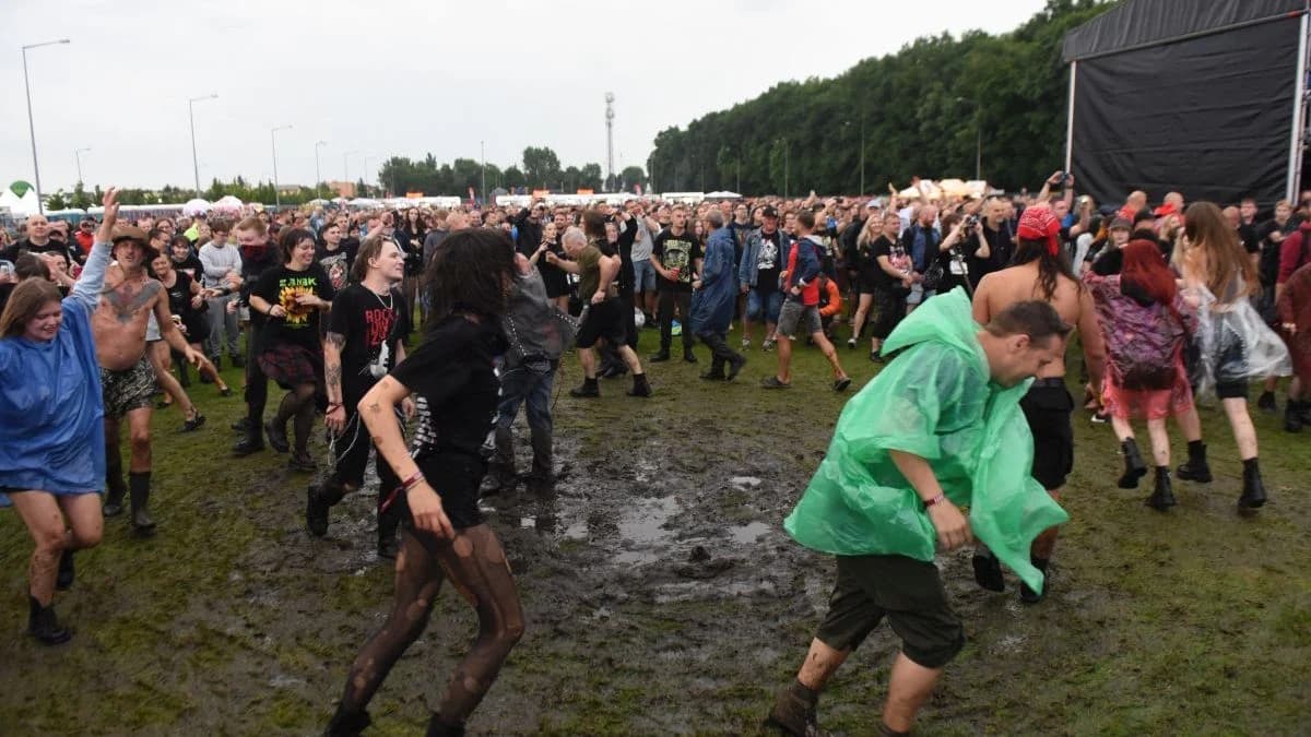 Tak bawiliście w błocie i deszczu podczas pierwszego dnia Jarocin Festiwal 2026