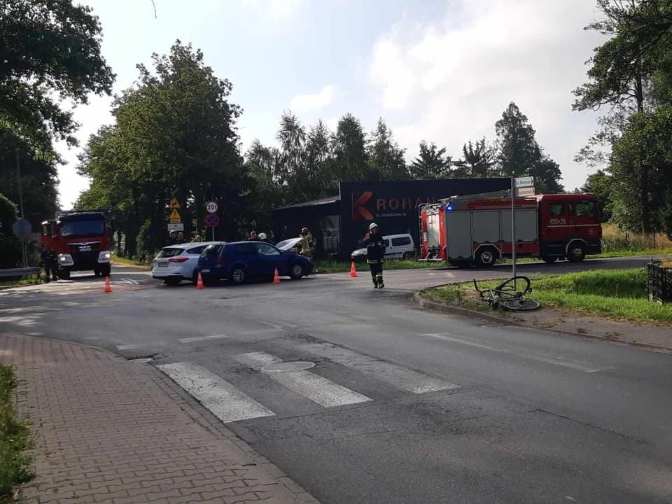 Zderzenie dwóch aut na skrzyżowaniu DK 15 z ul. Dworcową w Golinie