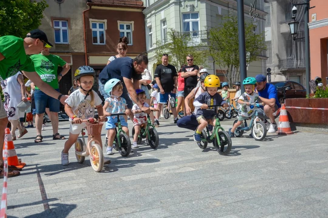 "Dzieciaki na Kołach" na jarocińskim rynku. W akcji niemal 100 zawodników [ZDJĘCIA] — zdjęcie 3 z 84