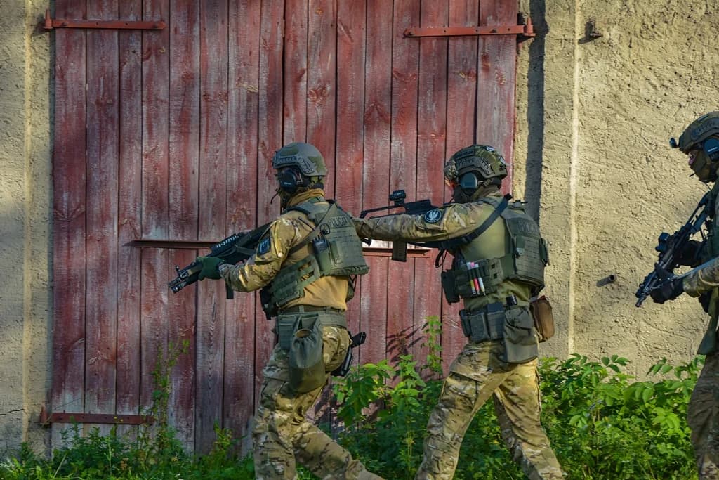 Katastrofa samolotu, uzbrojeni przestępcy i działania antyterrorystów - duże ćwiczenia policji i służb ratowniczych [ZDJĘCIA I FILM]