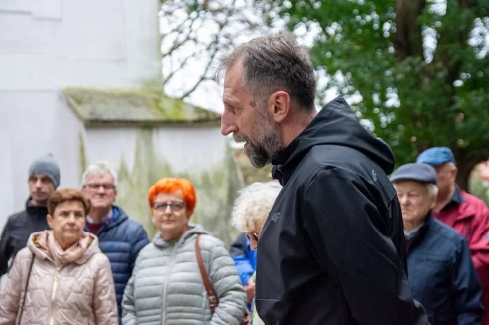 Spacer historyczny „Śladami parkowych zabytków” w Jarocinie — zdjęcie 4 z 35