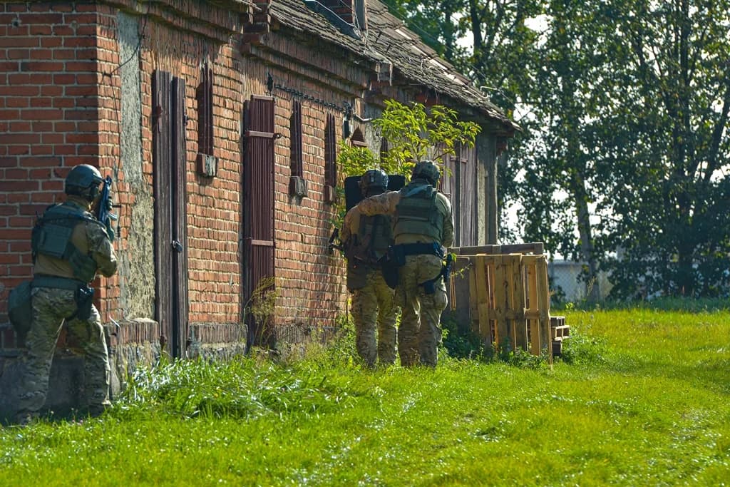 Katastrofa samolotu, uzbrojeni przestępcy i działania antyterrorystów - duże ćwiczenia policji i służb ratowniczych [ZDJĘCIA I FILM]