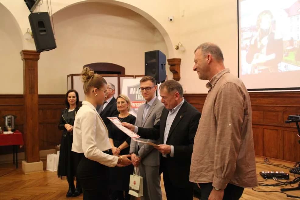 Powiatowy konkurs „Ojczyznę Mam w Sercu” w liceum w Jarocinie — zdjęcie 3 z 29