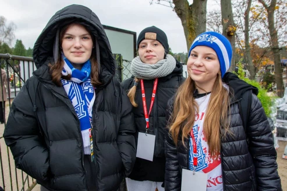 Wolontariuszy można było spotkać zarówno przy bramie prowadzącej na cmentarz komunalnym, jak i parafialny — zdjęcie 2 z 15