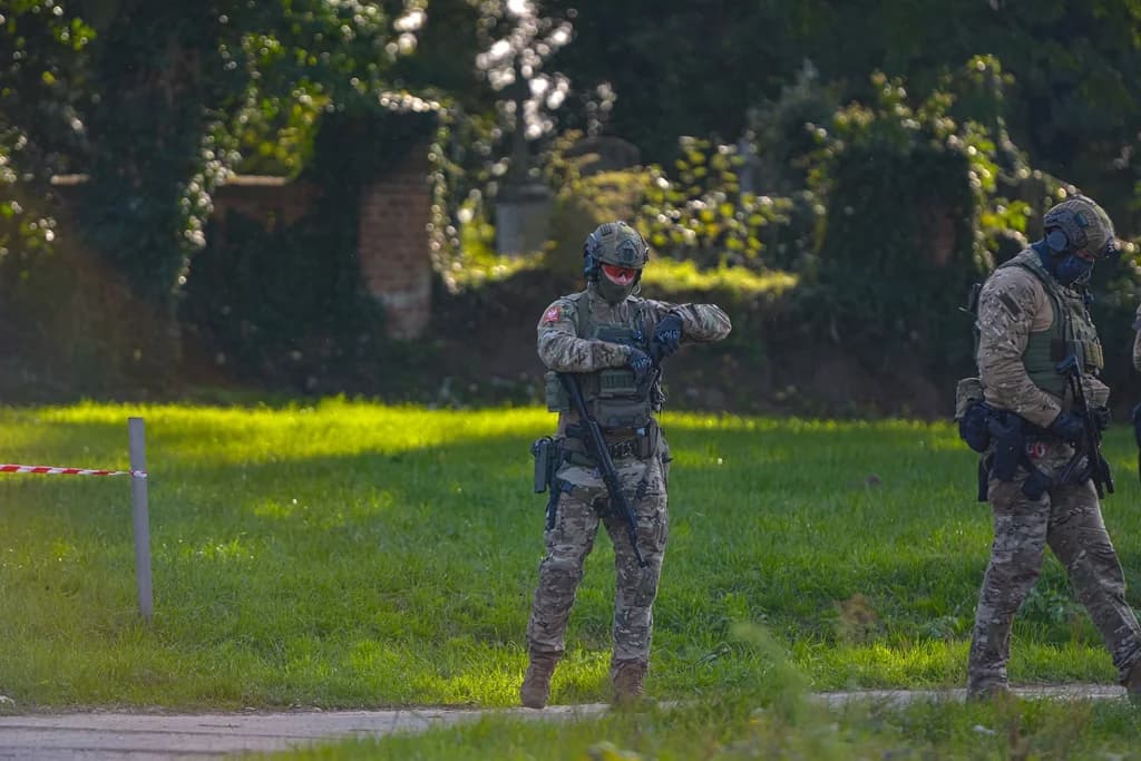 Katastrofa samolotu, uzbrojeni przestępcy i działania antyterrorystów - duże ćwiczenia policji i służb ratowniczych [ZDJĘCIA I FILM]