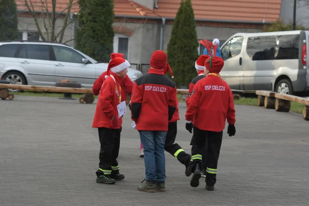 Tłumy na II Strażackim Biegu Mikołajkowym w Cielczy [ZDJĘCIA] — zdjęcie 6 z 159
