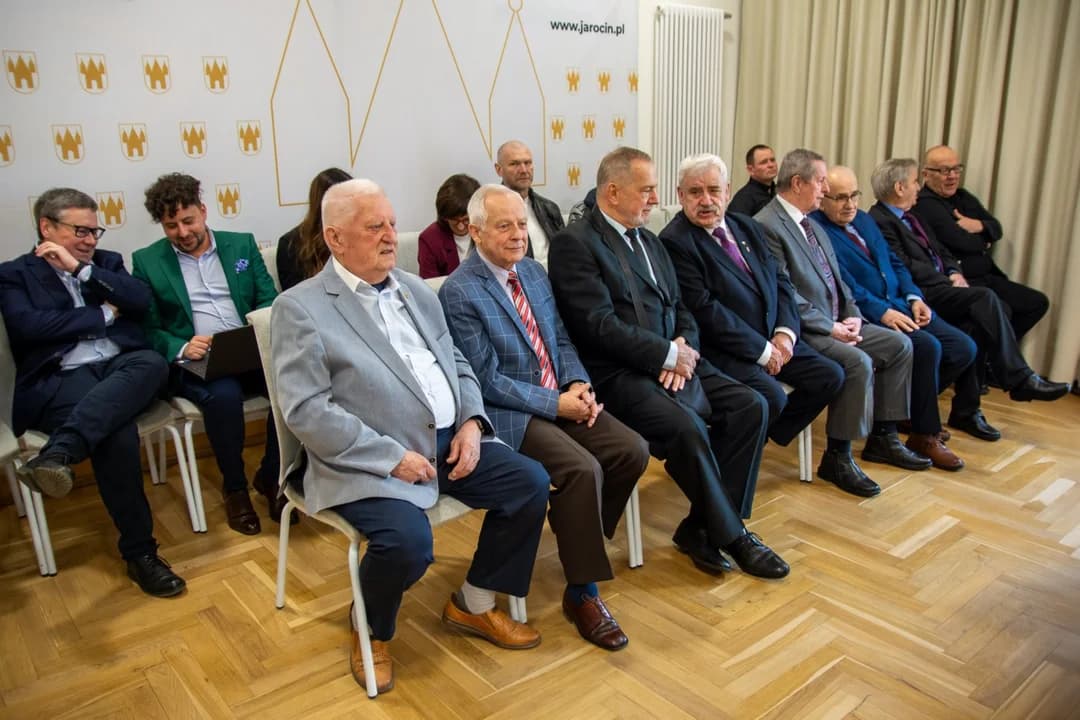 W jarocińskim ratuszu odbyła się uroczysta sesja rady miejskiej. — zdjęcie 1 z 28