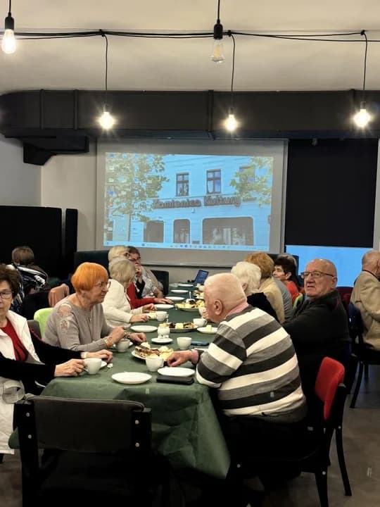 W Jarocinie odbyło się drugie spotkanie dla 80-latków. Odwiedzili Kamienicę Kultury i ratusz [ZDJĘCIA] — zdjęcie 3 z 33