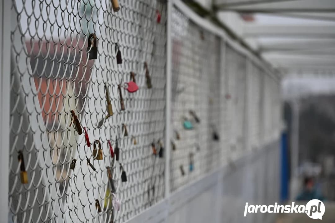 Kładka nad torami prowadząca do Dworca Kolejowego w Jarocinie.