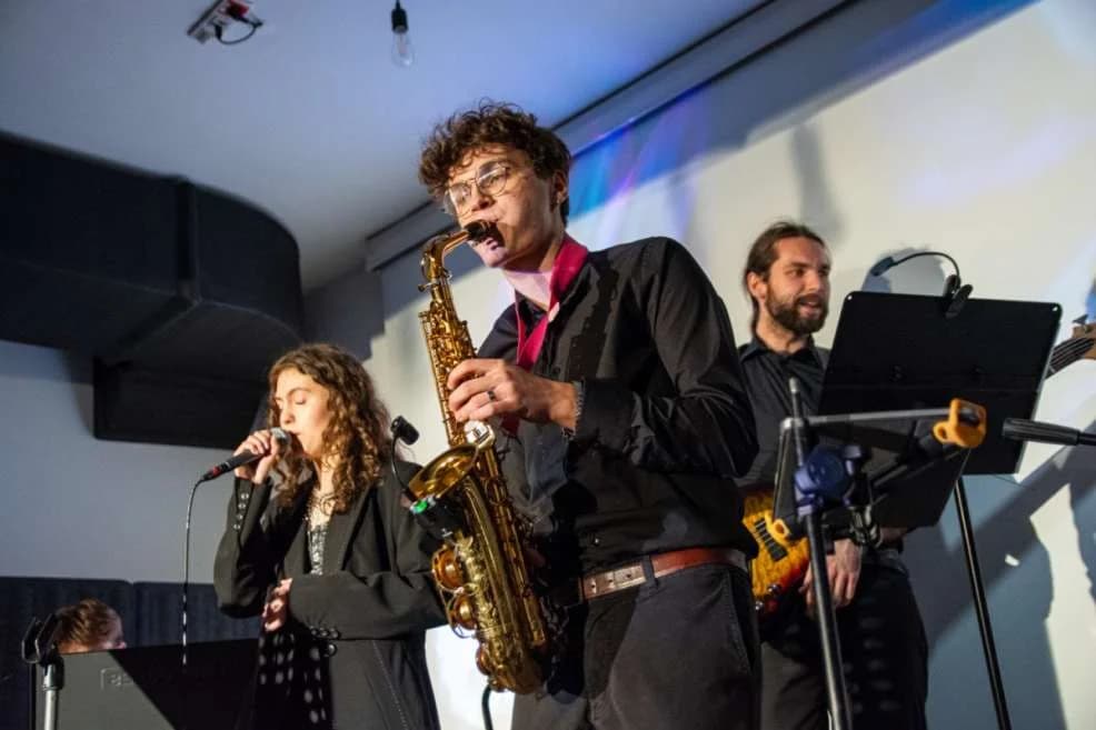 Magiczny koncert w jarocińskiej Kamienicy Kultury. Przed publicznością wystąpił zespół Paula Kostka Quintet — zdjęcie 5 z 20