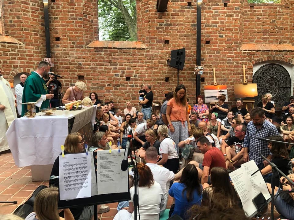 Msza św. w ruinach kościoła św. Ducha w Jarocinie podczas Jarocin Festiwalu 2023 — zdjęcie 3 z 60