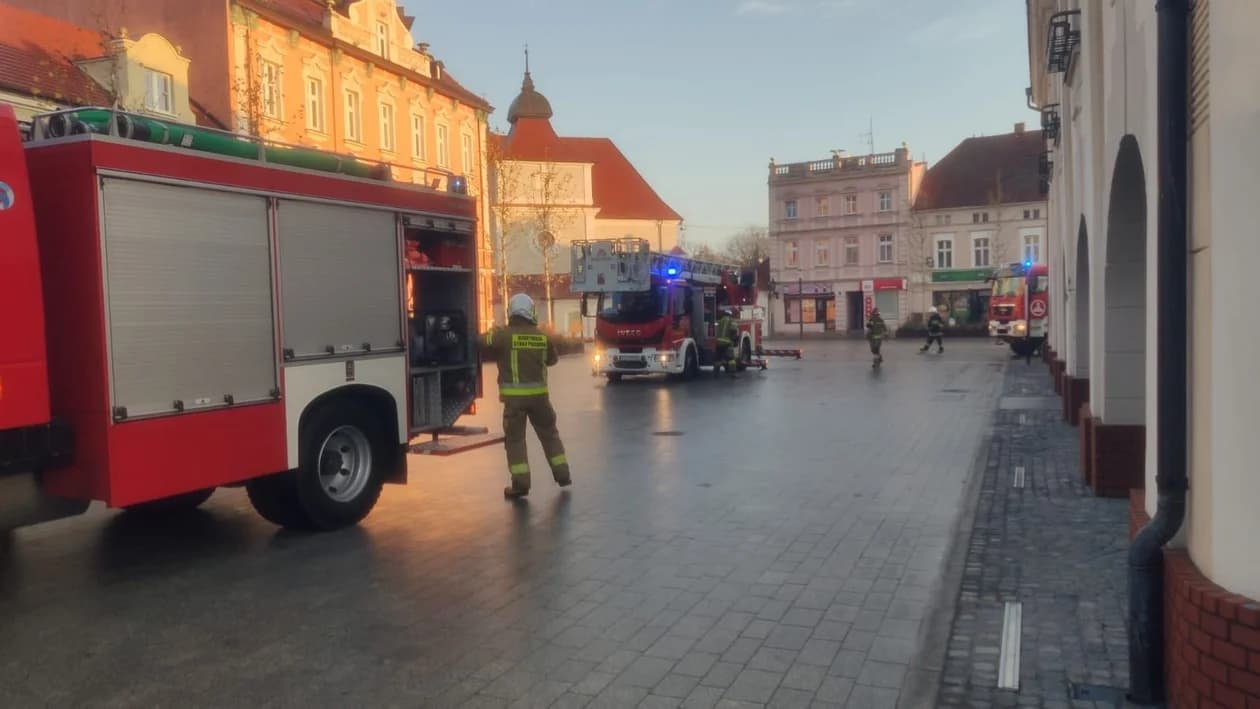 Wspólne ćwiczenia straży pożarnej i policji w jarocińskim ratuszu — zdjęcie 2 z 27