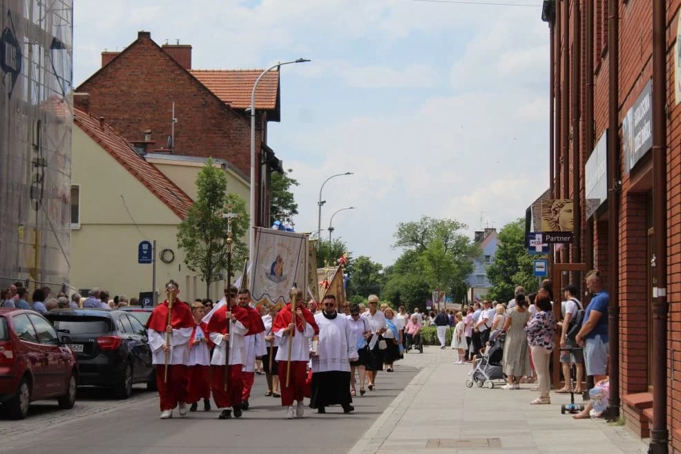 Procesja Bożego Ciała w Jarocinie — zdjęcie 2 z 271