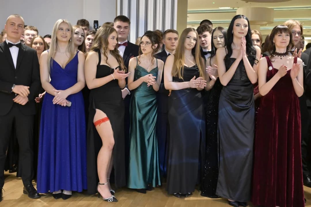 Na tradycyjnej studniówce bawią się uczniowie Zespołu Szkół Ponadpodstawowych nr 1 w Jarocinie