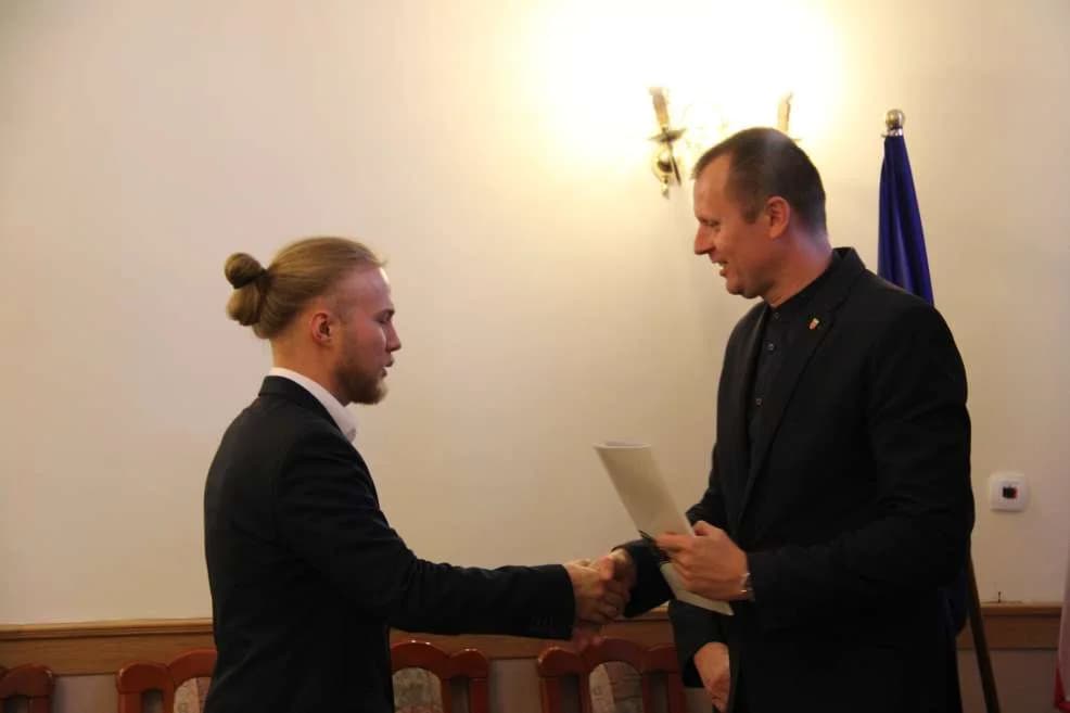 Starosta jarociński nagrodził najlepszych, tegorocznych maturzystów. Kto znalazł się w tym gronie i jak został wyróżniony? [ZDJĘCIA] — zdjęcie 2 z 11