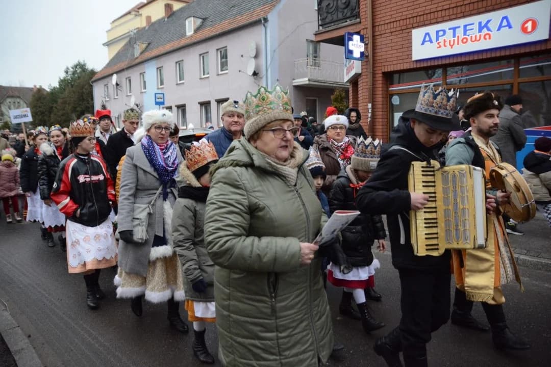 14. Jarocińskie Kolędowanie z Orszakiem Trzech Króli. Najwięcej było przedszkolaków  [ZDJĘCIA]