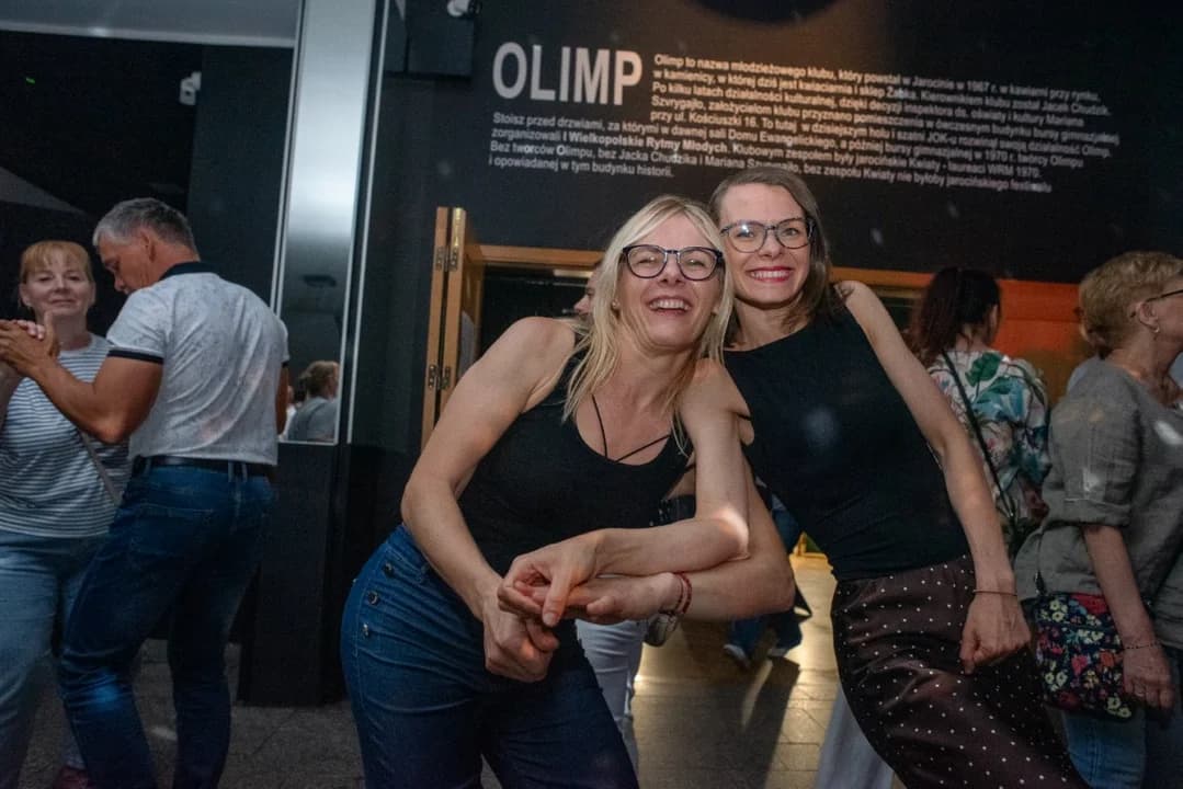 Taneczny powrót do PRL. Tłumy na parkiecie i legenda DJ-ki — zdjęcie 5 z 52