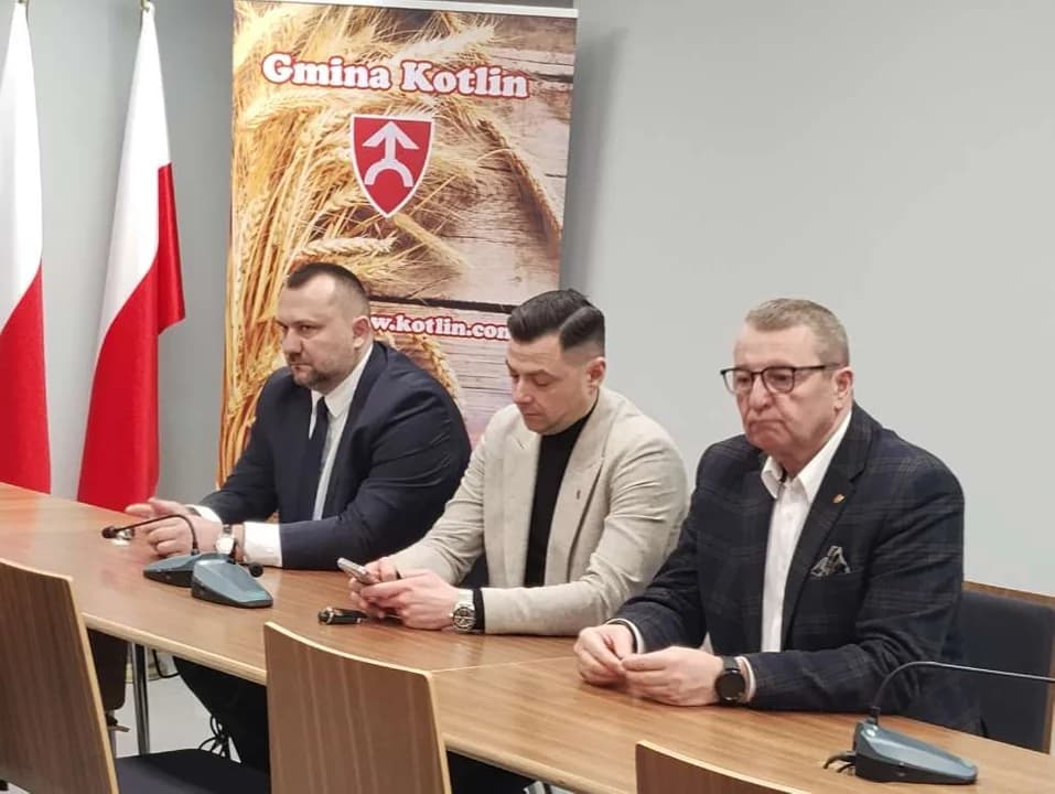 Podpisanie umów na dofinansowania dla samorządów powiatu jarocińskiego — zdjęcie 4 z 16