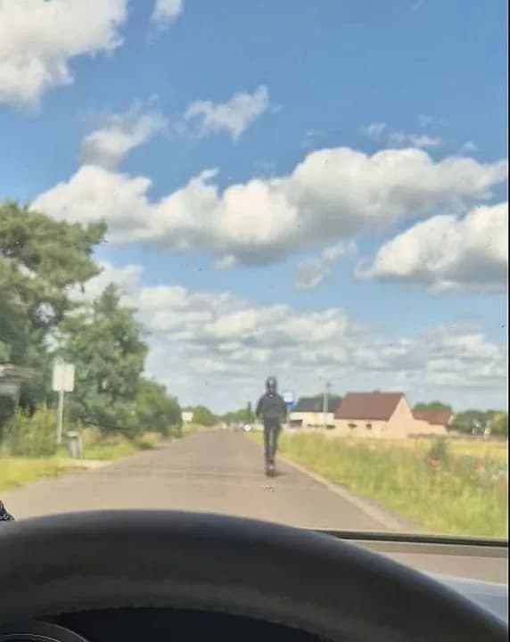 Na nagraniu, które podbija sieć, widać mężczyznę sunącego z zawrotną prędkością hulajnogą.