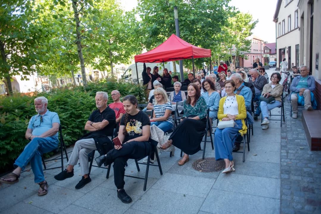 Letnie Brzmienia Jarocina: Witold Żuromski oczarował publiczność na rynku [ ZDJĘCIA] — zdjęcie 6 z 20
