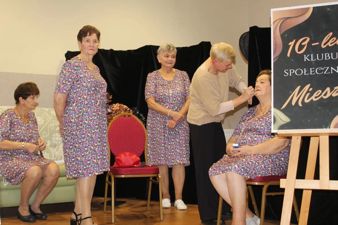 Klub Społeczny "Mieszko" działa w Mieszkowie od 10 lat. Jubileusz świętowano dwoma tortami [ZDJĘCIA] — zdjęcie 2 z 318