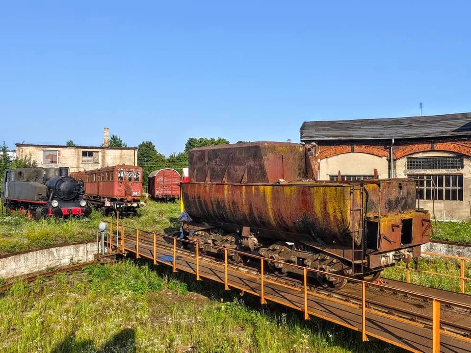 Parowóz w prezencie. Transport do Jarocina był wielkim wyzwaniem. ZOBACZ FILM — zdjęcie 2 z 11