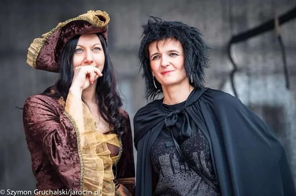 Pasjami lubi kryminały. Im bardziej zawiłe i drastyczne, tym bardziej ją wciągają — zdjęcie 4 z 82
