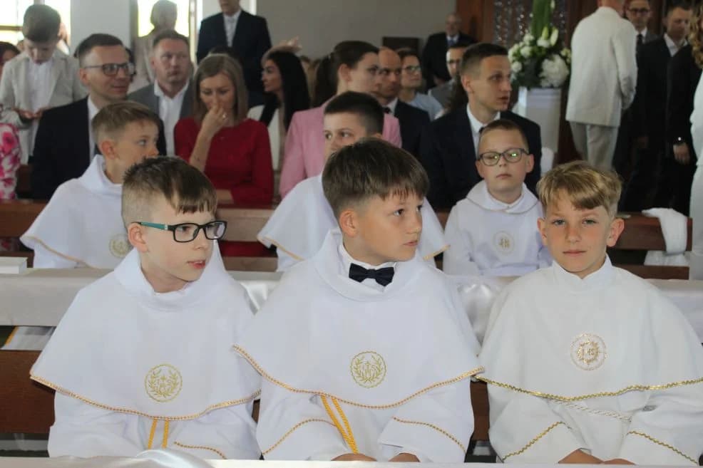 Pierwsza Komunia Święta w parafii Matki Bożej Fatimskiej w Jarocinie — zdjęcie 5 z 159
