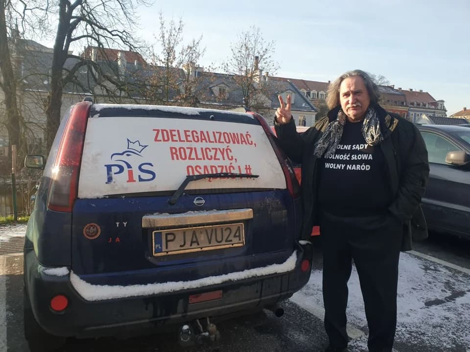 Jest apelacja w sprawie Janusza Ziętkiewicza z Jarocina. Był sądzony za wulgarne hasło na koszulce i samochodzie — zdjęcie 4 z 8