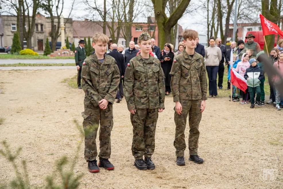 Uroczystości przed pomnikiem gen. Stanisława Taczaka w Mieszkowie — zdjęcie 4 z 30