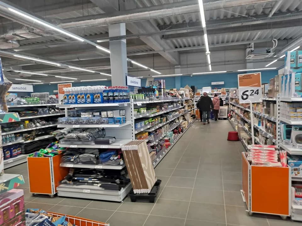 Większość sklepów w nowym kompleksie handlowym jest już otwarta.