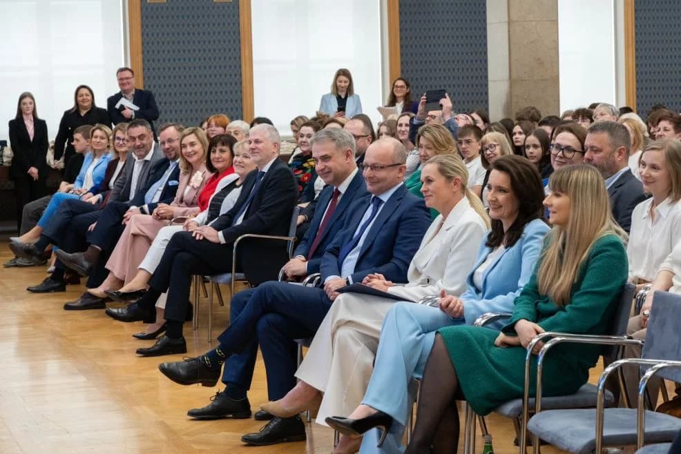 Uczniowie z Woli Książęcej na gali projektu Szkoła Międzypokoleniowa w KPRM