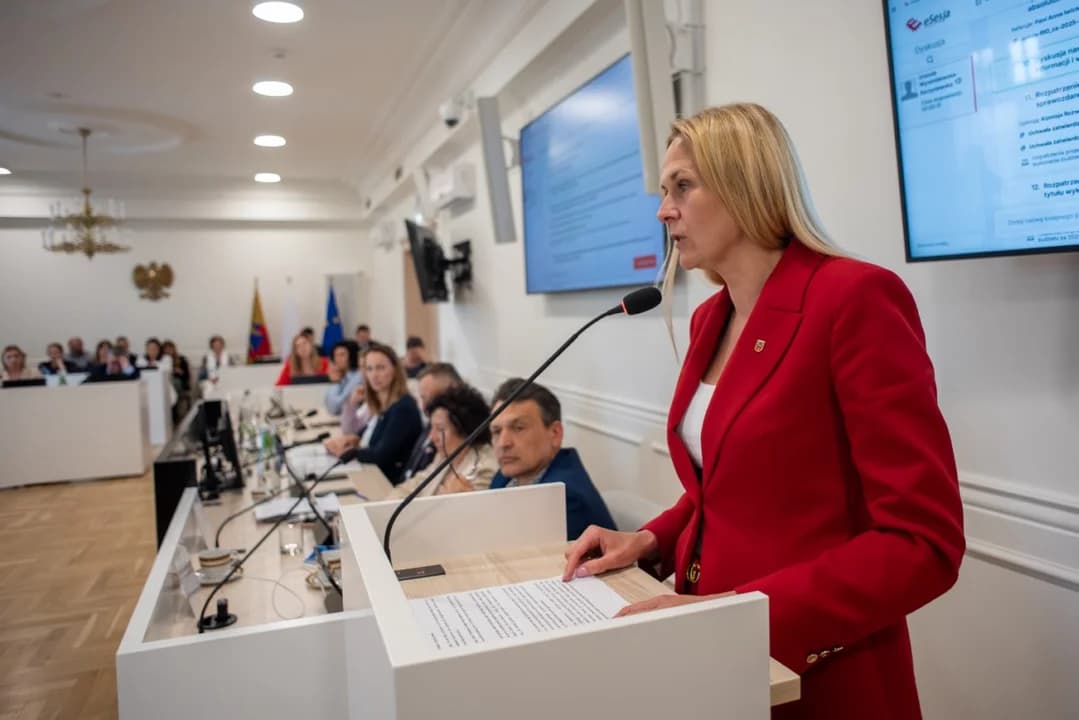 Radni nie mają zaufania do burmistrza, choć finanse oceniają dobrze. Posypały się zarzuty, wspomniano o referendum [ZDJĘCIA]