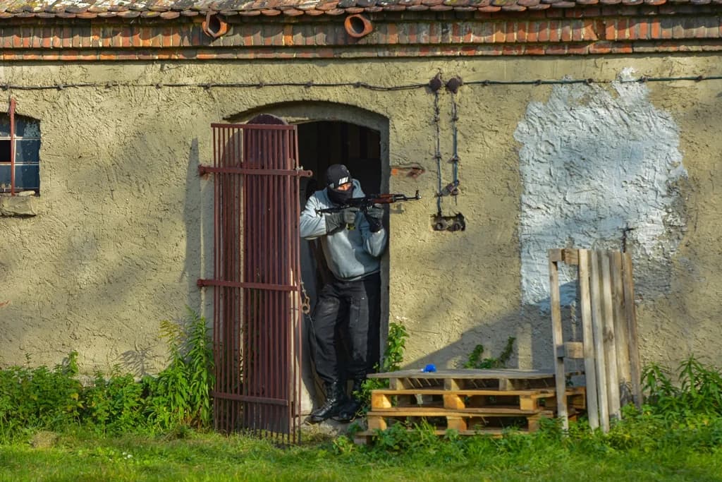 Katastrofa samolotu, uzbrojeni przestępcy i działania antyterrorystów - duże ćwiczenia policji i służb ratowniczych [ZDJĘCIA I FILM]