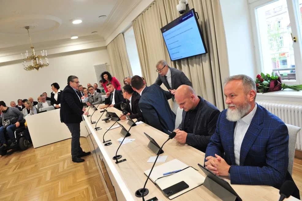Niektórzy jarocińscy radni przekazują diety na cele społeczne. Jakiego rzędu są to pieniądze i do kogo trafiają? [ZDJĘCIA, SONDA]