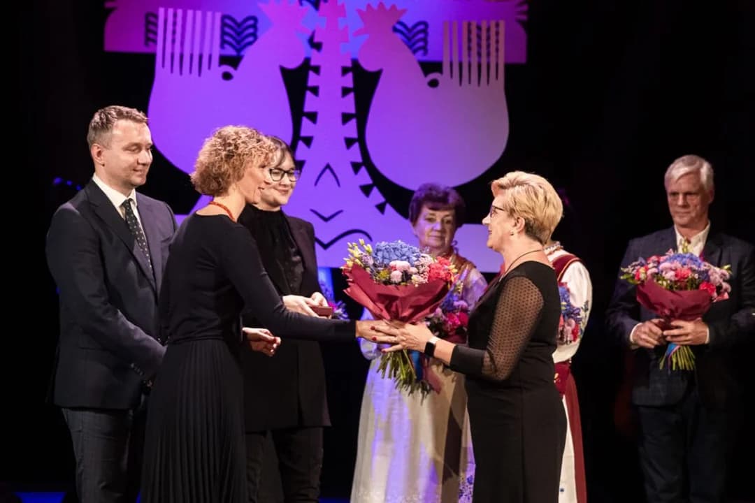 Jolanta Łukaszewska zajmuje się wyłącznie tworzeniem snutek golińskich. Elementy haftu wykorzystuje też do tworzenia biżuterii — zdjęcie 3 z 4