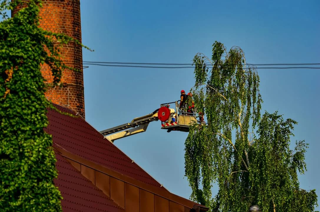 Pękła obejma na kominie w Chociczy. Musiała przyjechać specjalistyczna jednostka z Poznania [ZDJĘCIA] — zdjęcie 6 z 21