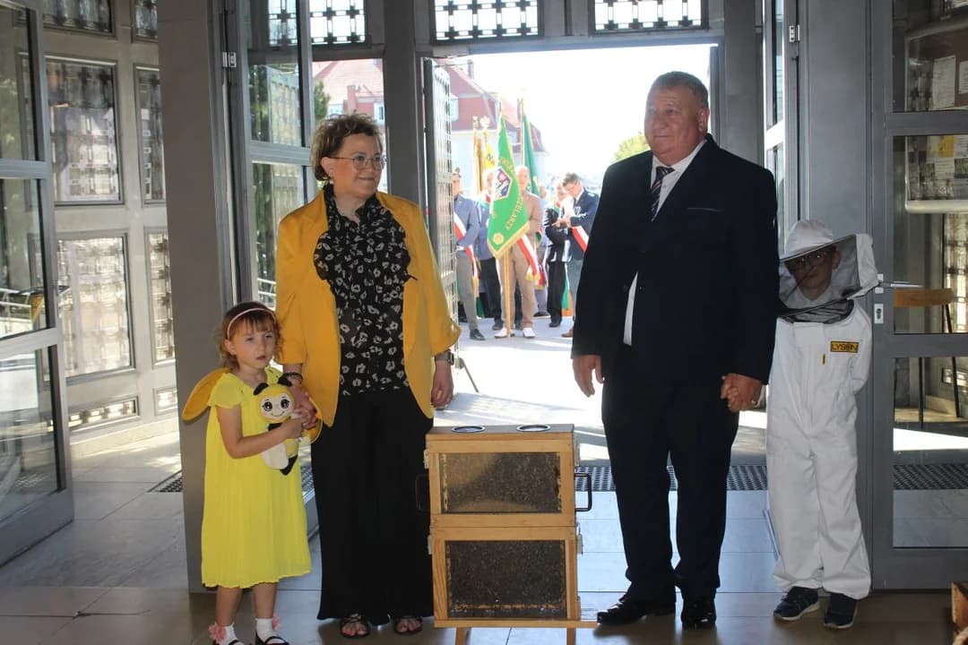 Zrzeszenie Pszczelarzy w Jarocinie świętowało z wielką pompą 145-lecie działalności i 25. rocznicę nadania sztandaru [ZDJĘCIA] — zdjęcie 5 z 200
